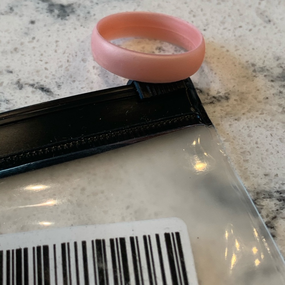 NWT Women’s silicone ring